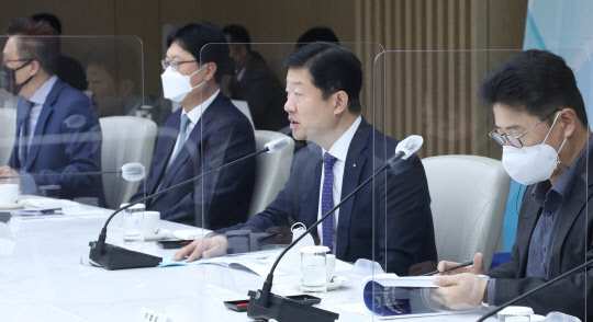 우태희 대한상공회의소 상근부회장이 8일 오전 서울 중구 대한상의회관에서 열린 '제1차 대한상의 ESG경영 포럼'에서 인사말을 하고 있다. <대한상공회의소 제공>